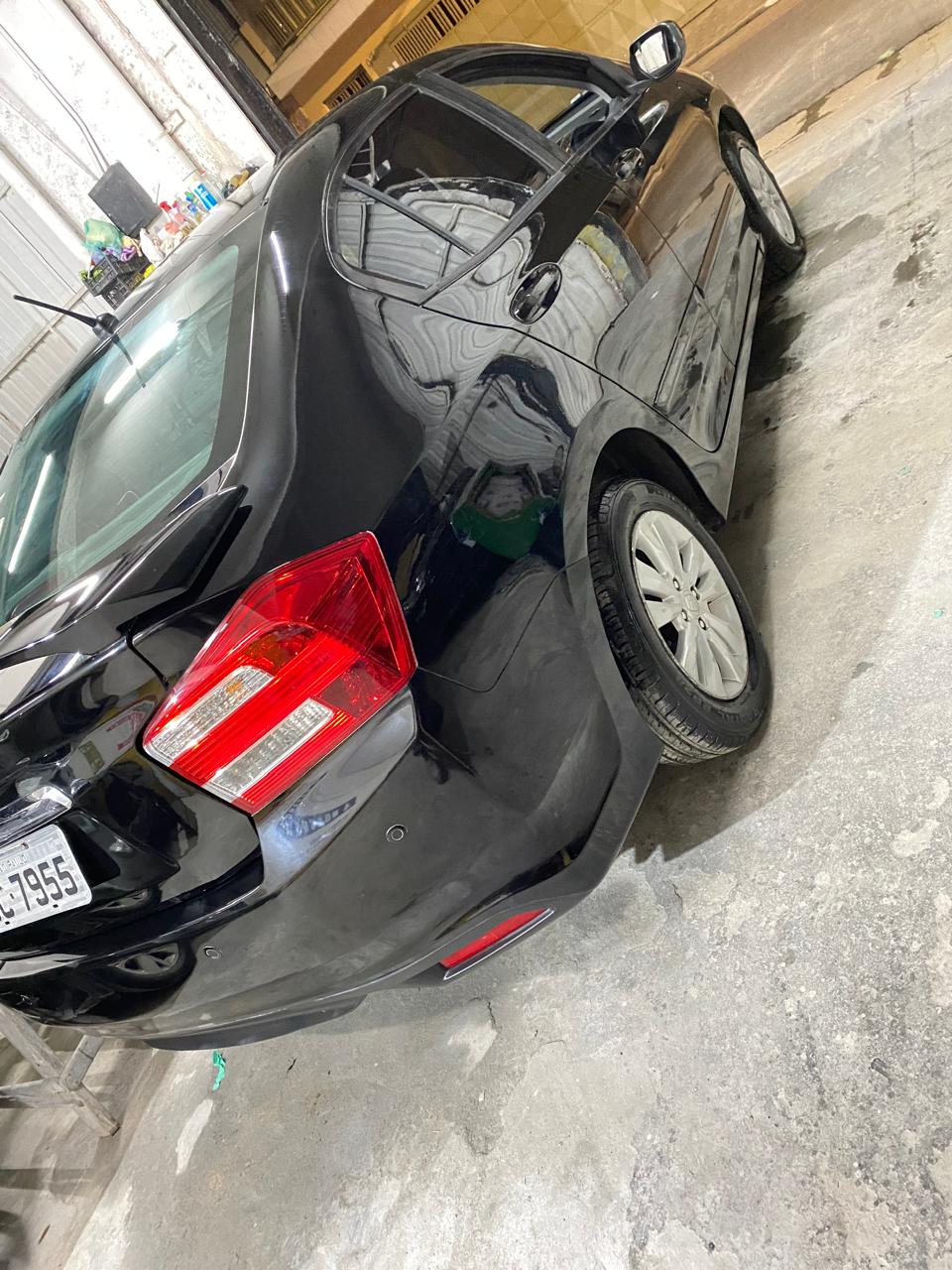 Veículo preto após serviço de funilaria e pintura